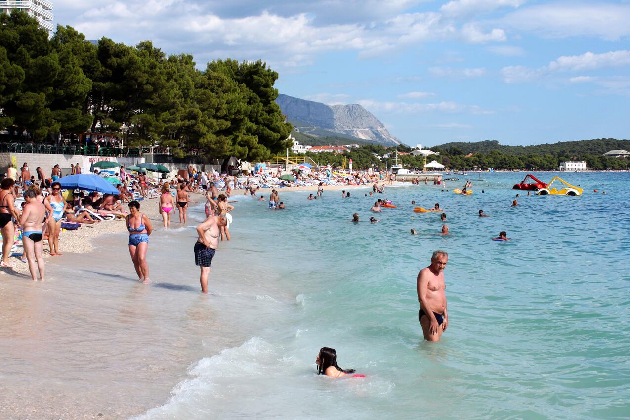 Nearest beach - Apartments with parking spaces Makarska