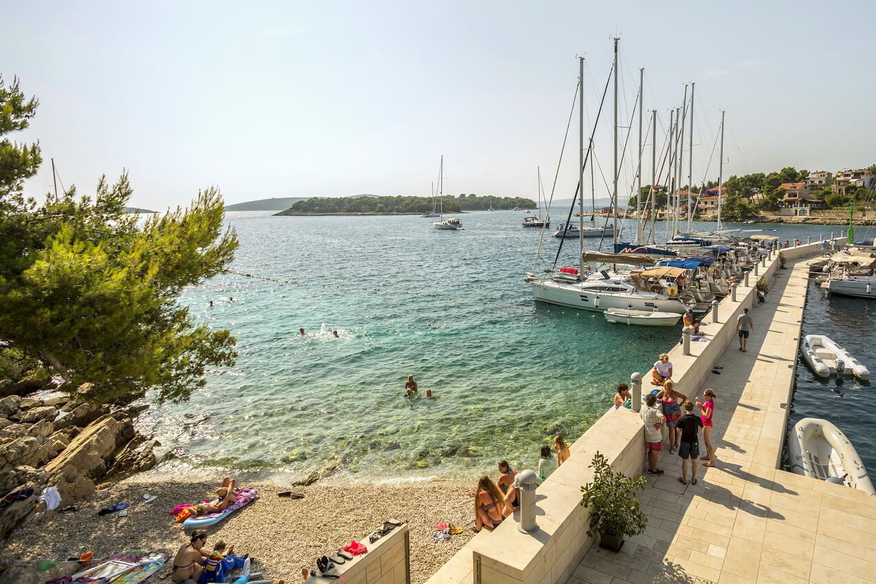 La spiaggia più vicina - Appartamenti accanto al mare Maslinica, Solta