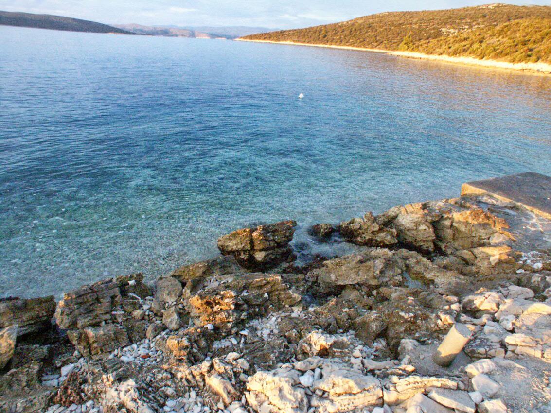 La spiaggia più vicina - Appartamenti accanto al mare Maslinica, Solta