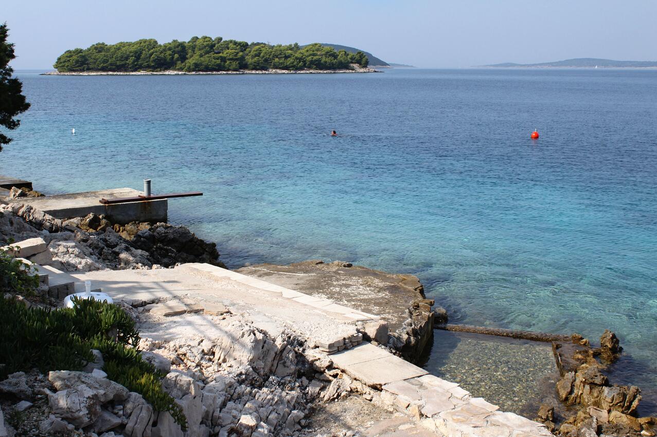 Najbliža plaža - Apartmani uz more Maslinica, Šolta