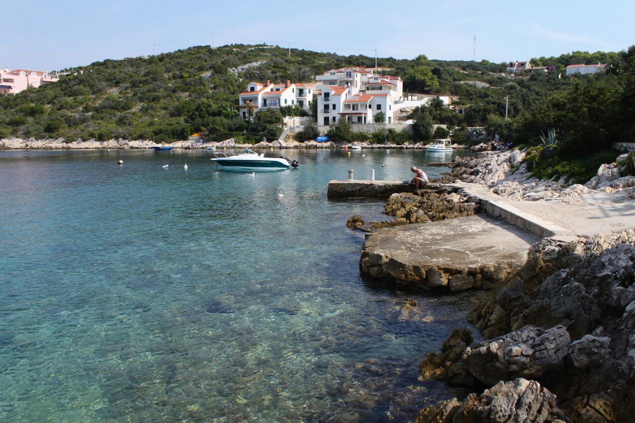 Najbliža plaža - Apartmani uz more Maslinica, Šolta