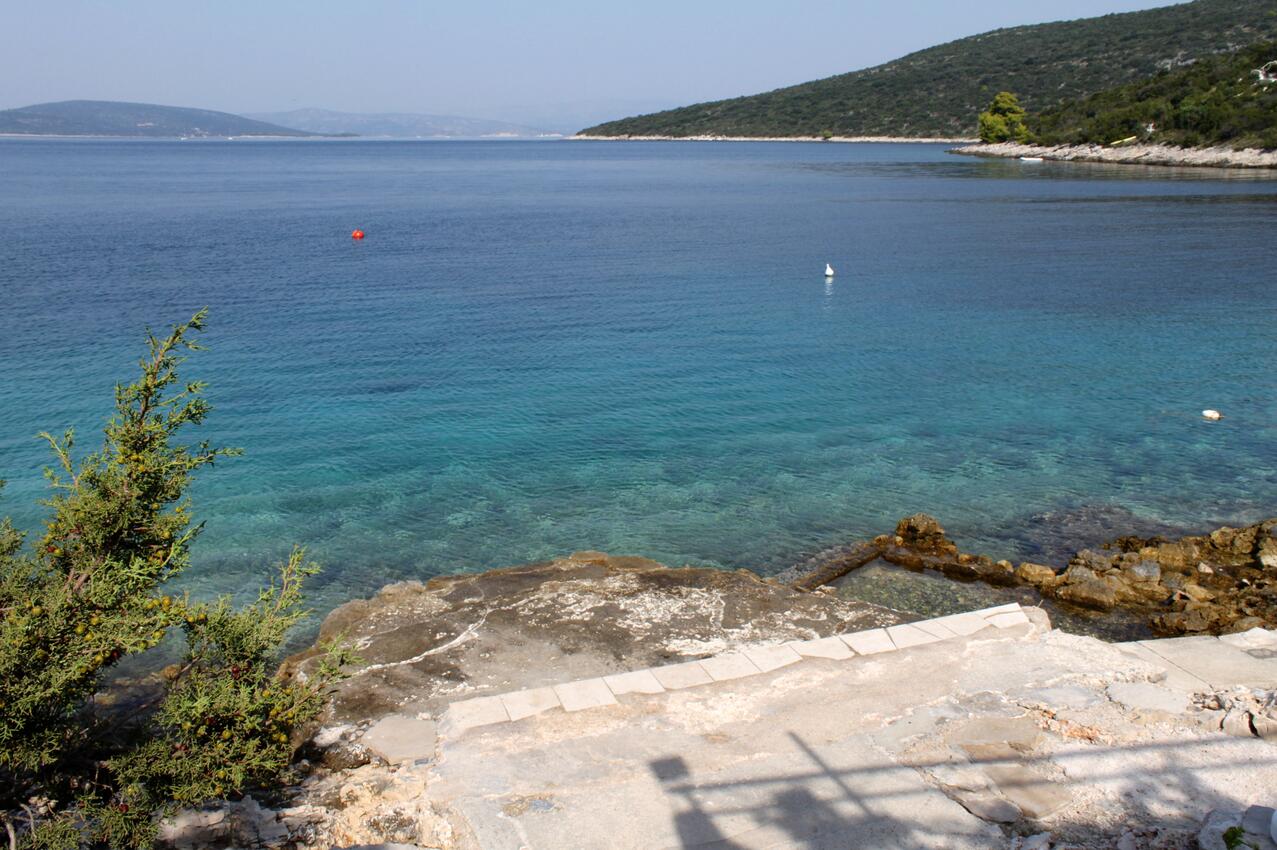 Najbliža plaža - Apartmani uz more Maslinica, Šolta