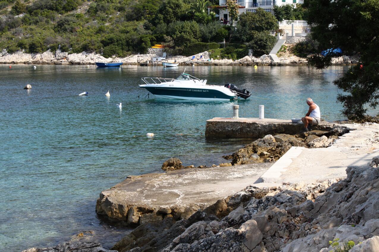 Najbliža plaža - Apartmani uz more Maslinica, Šolta