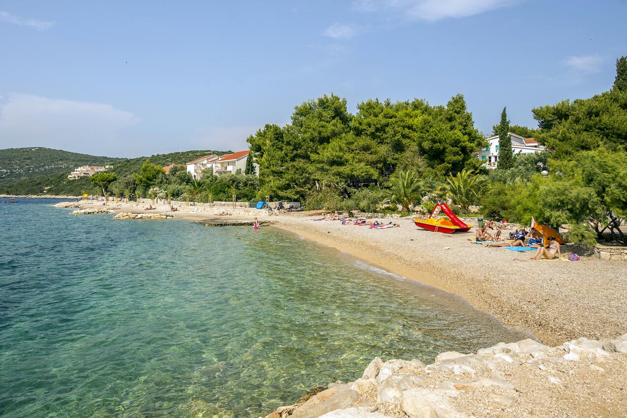 La spiaggia più vicina - Appartamenti accanto al mare Maslinica, Solta