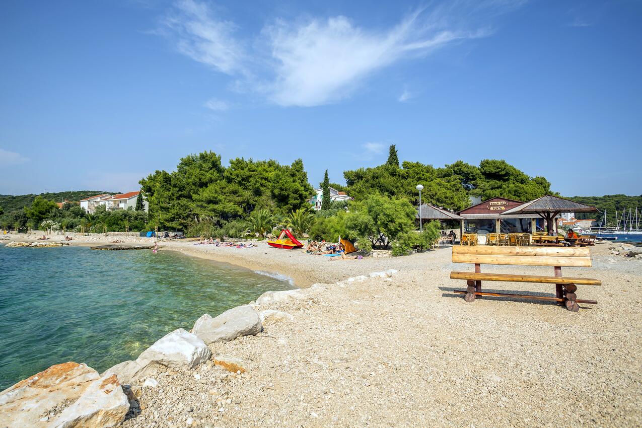 La spiaggia più vicina - Appartamenti accanto al mare Maslinica, Solta