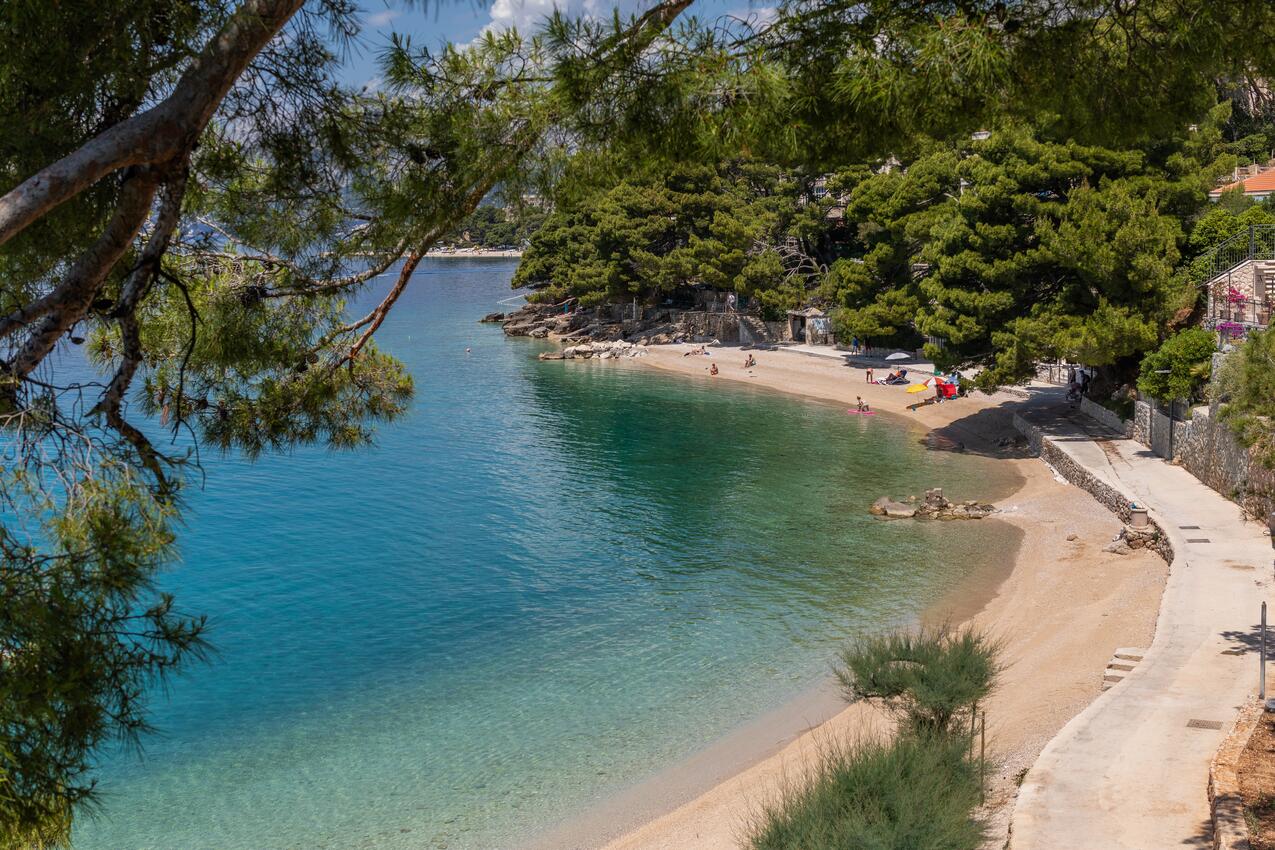 Nearest beach - Family-friendly apartments with swimming pools Brela, Makarska
