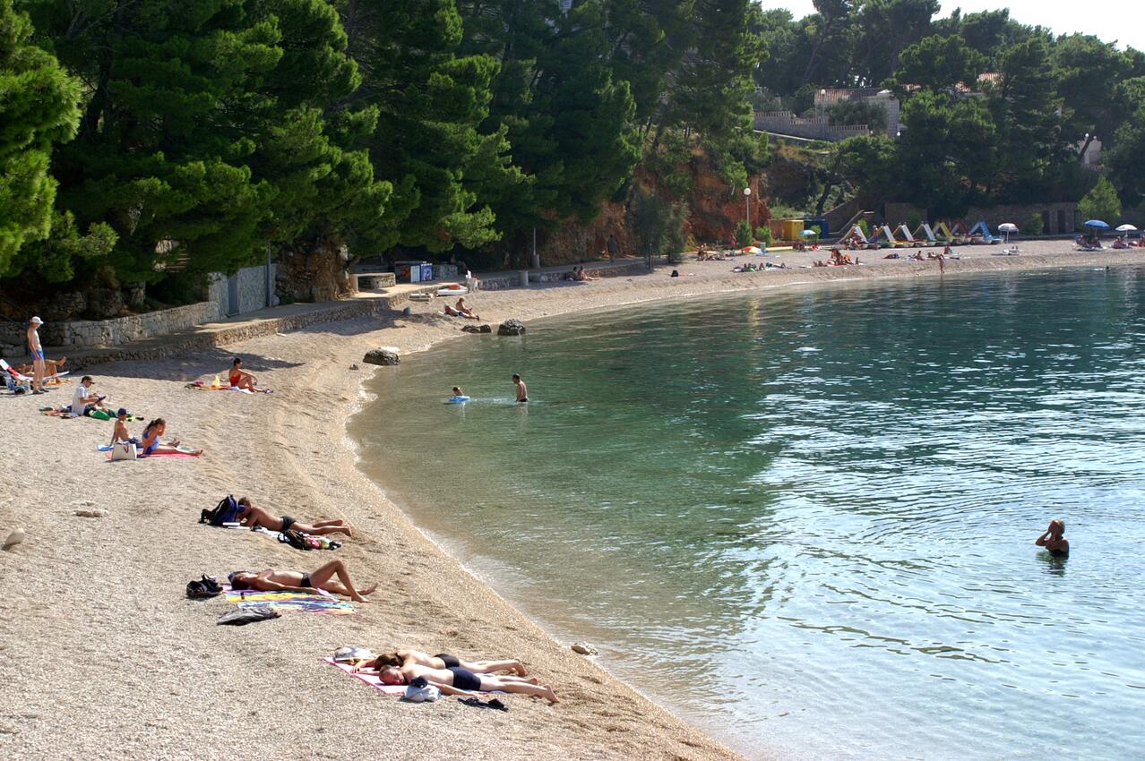 Nearest beach - Family-friendly apartments with swimming pools Brela, Makarska