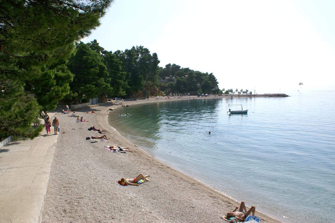 Nearest beach - Family-friendly apartments with swimming pools Brela, Makarska
