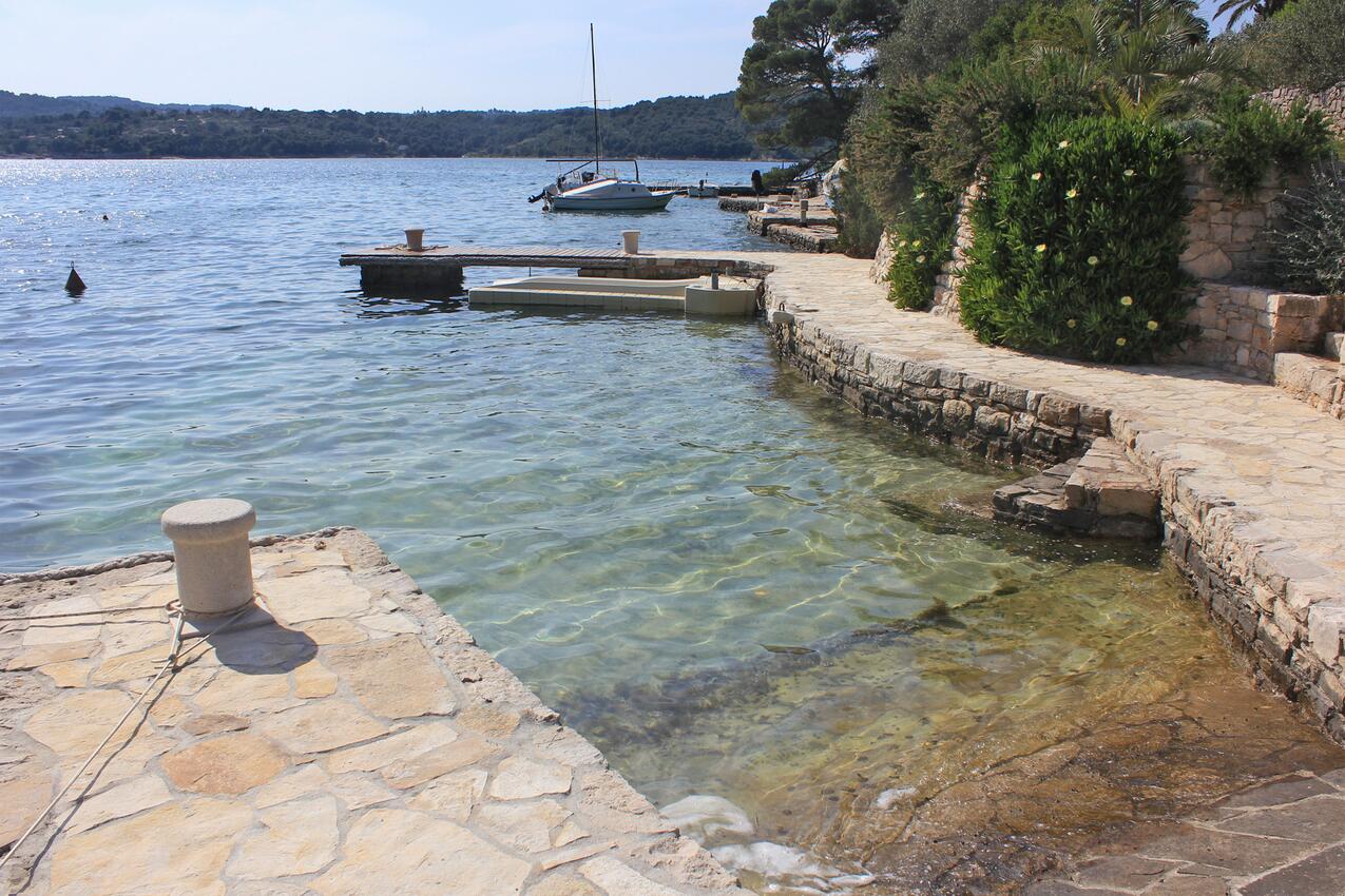 La spiaggia più vicina - Appartamenti accanto al mare Necujam, Solta