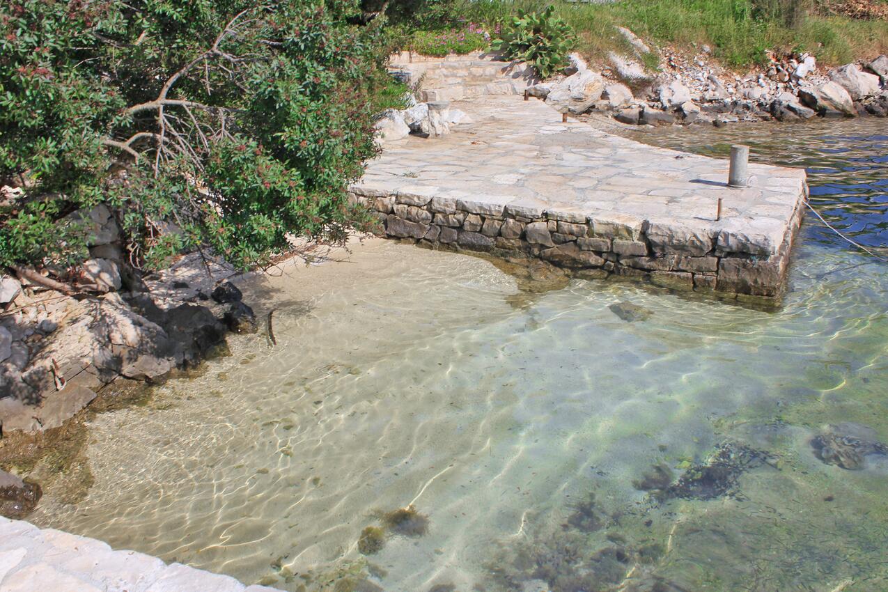 La spiaggia più vicina - Appartamenti accanto al mare Necujam, Solta