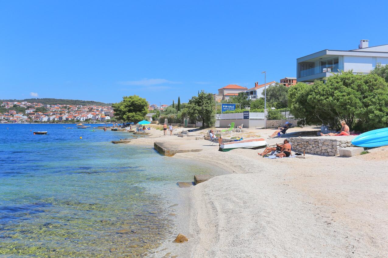 Legközelebbi strand - Apartmanok a tenger mellett Okrug Gornji, Ciovo