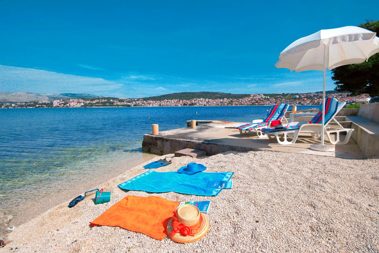 Legközelebbi strand - Apartmanok a tenger mellett Okrug Gornji, Ciovo