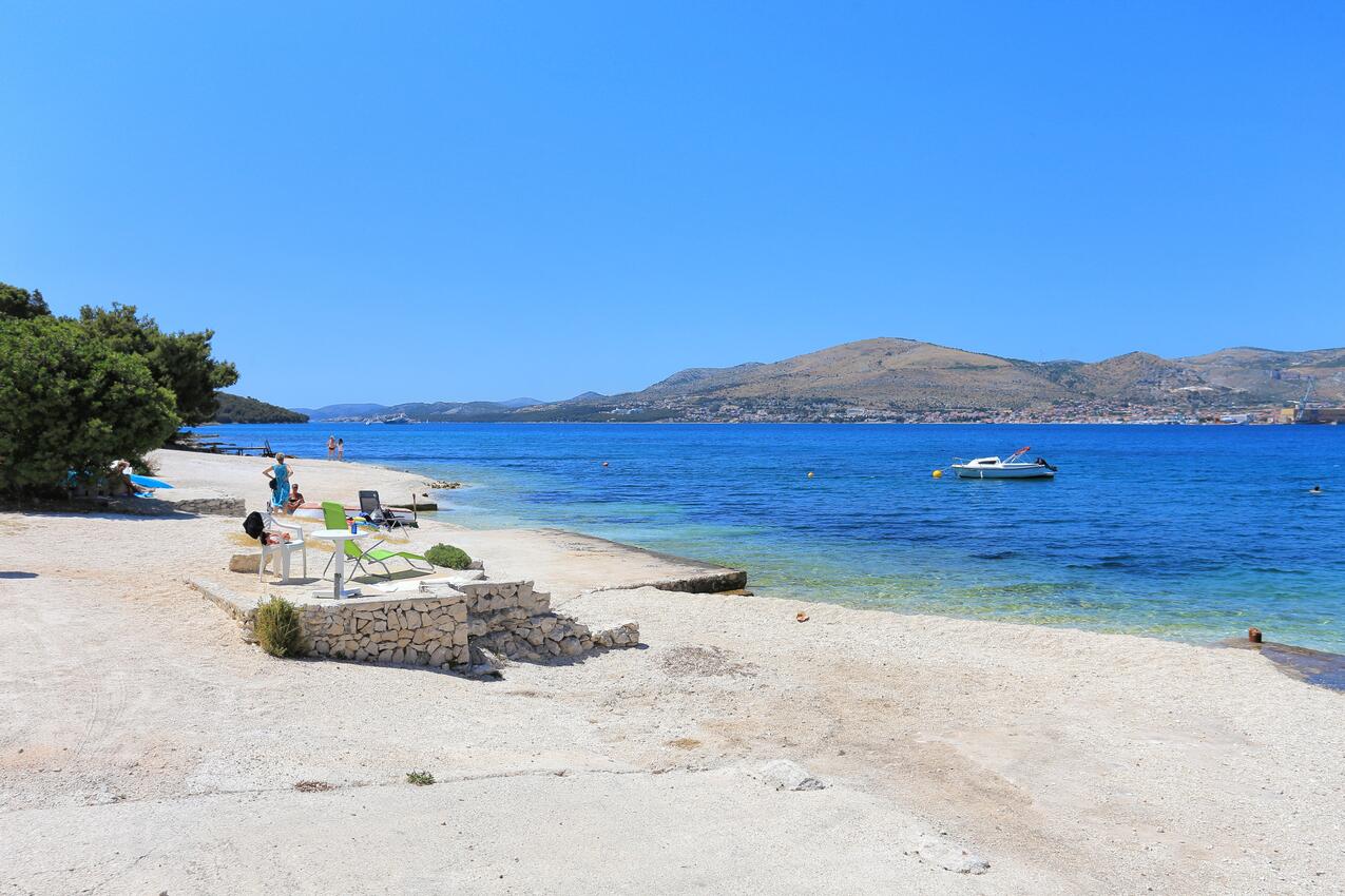 Legközelebbi strand - Apartmanok a tenger mellett Okrug Gornji, Ciovo