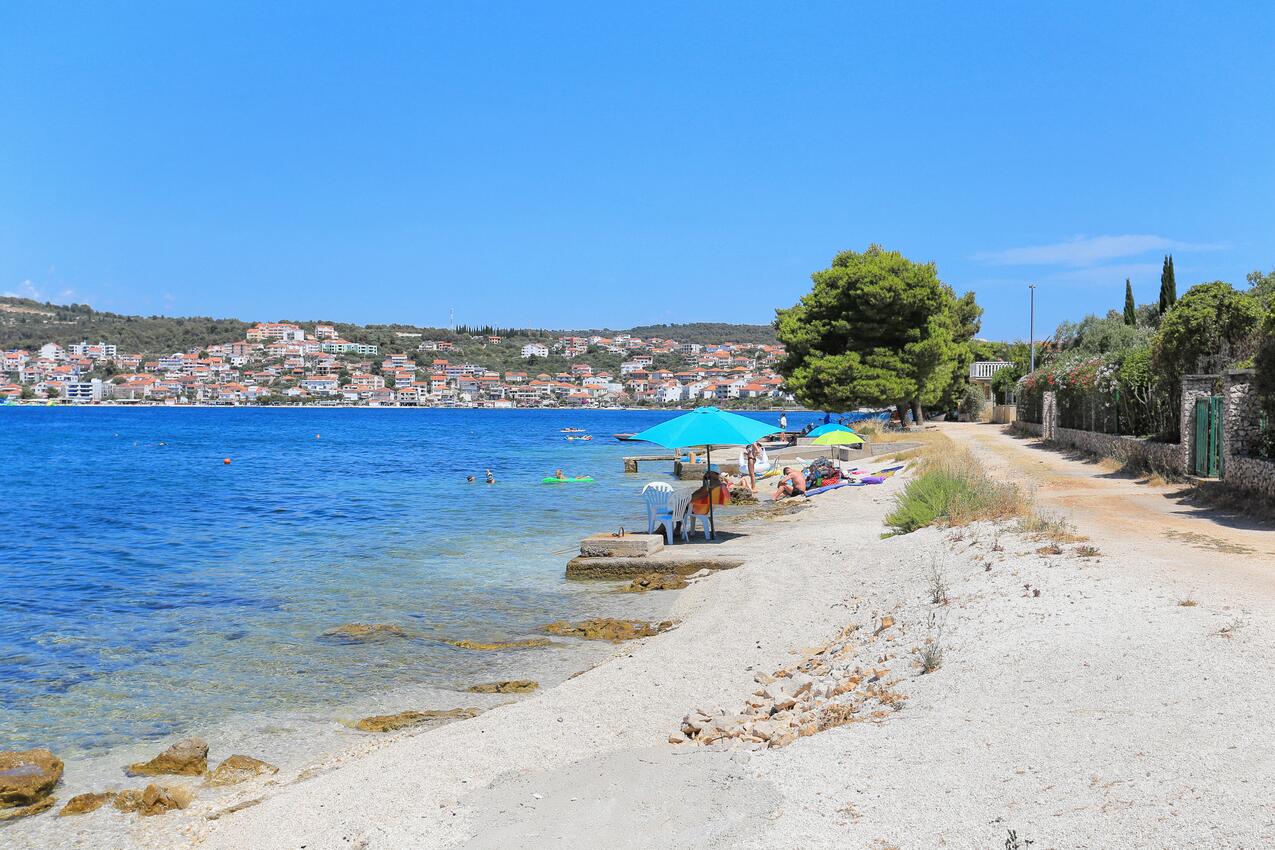 Legközelebbi strand - Apartmanok a tenger mellett Okrug Gornji, Ciovo