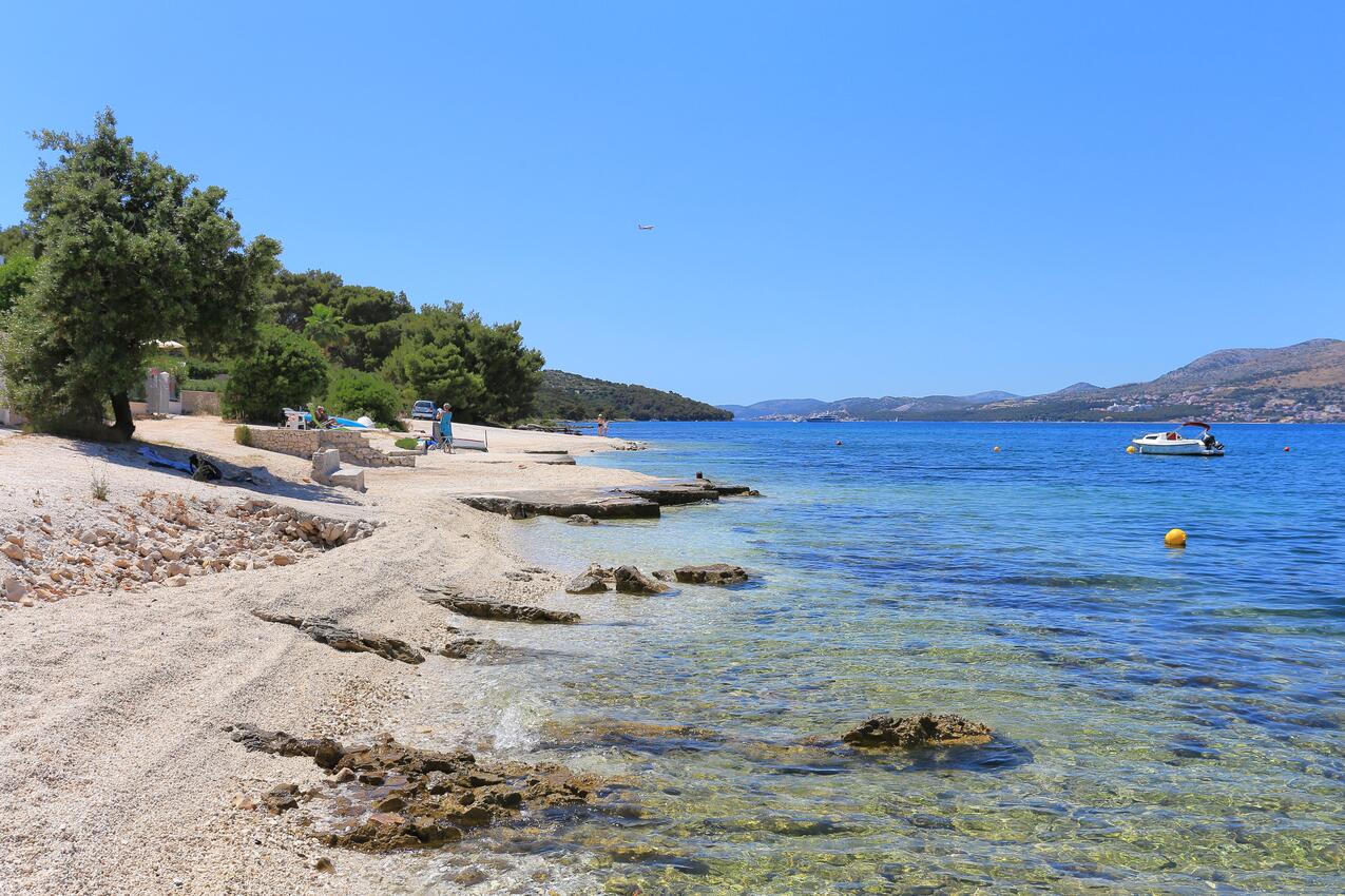 Legközelebbi strand - Apartmanok a tenger mellett Okrug Gornji, Ciovo