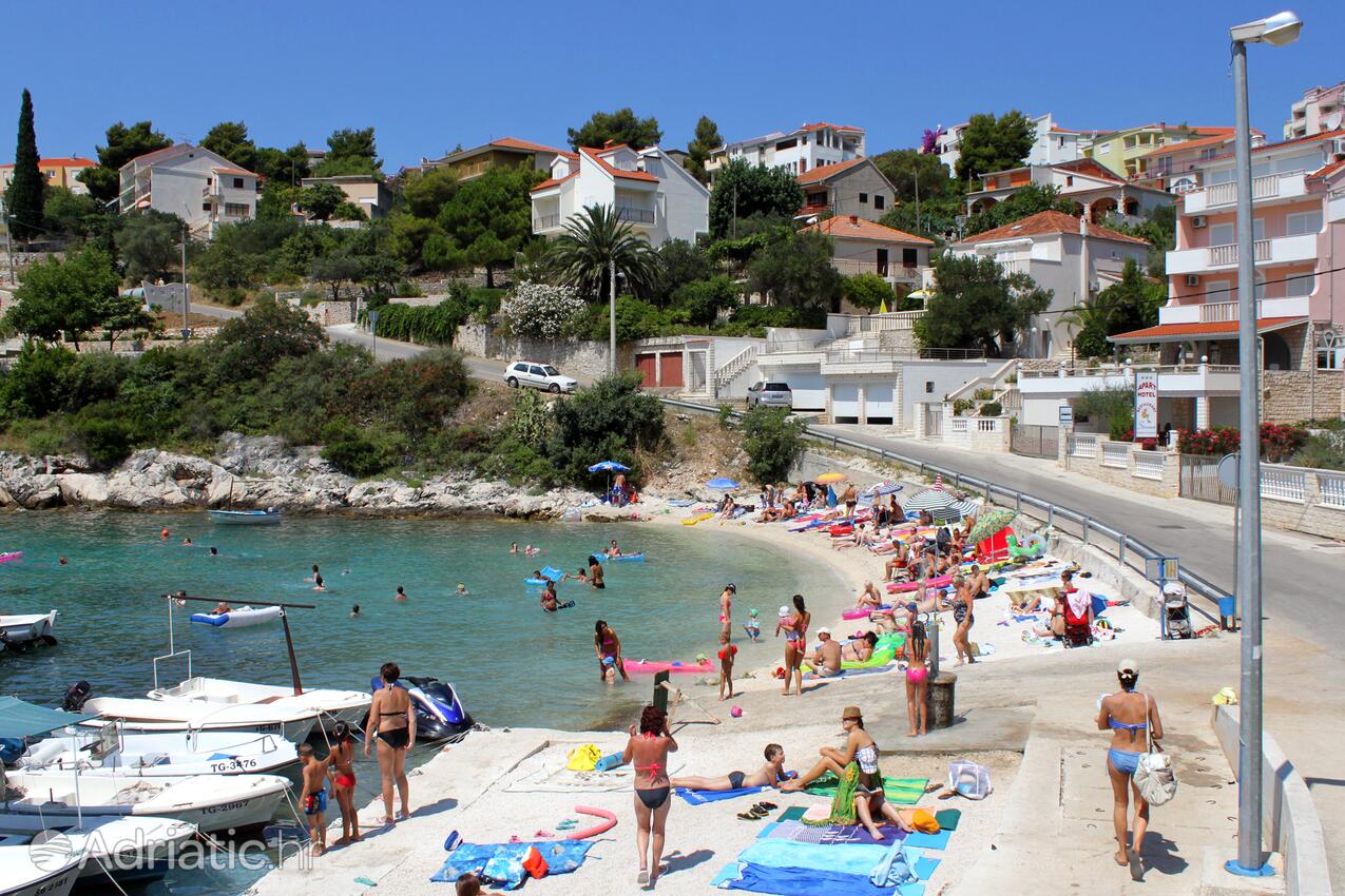 Nearest beach - Apartments with a parking space Mavarštica, Čiovo