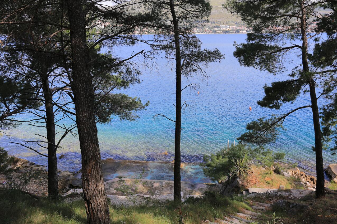 Nearest beach - Apartments with parking spaces Okrug Donji, Čiovo