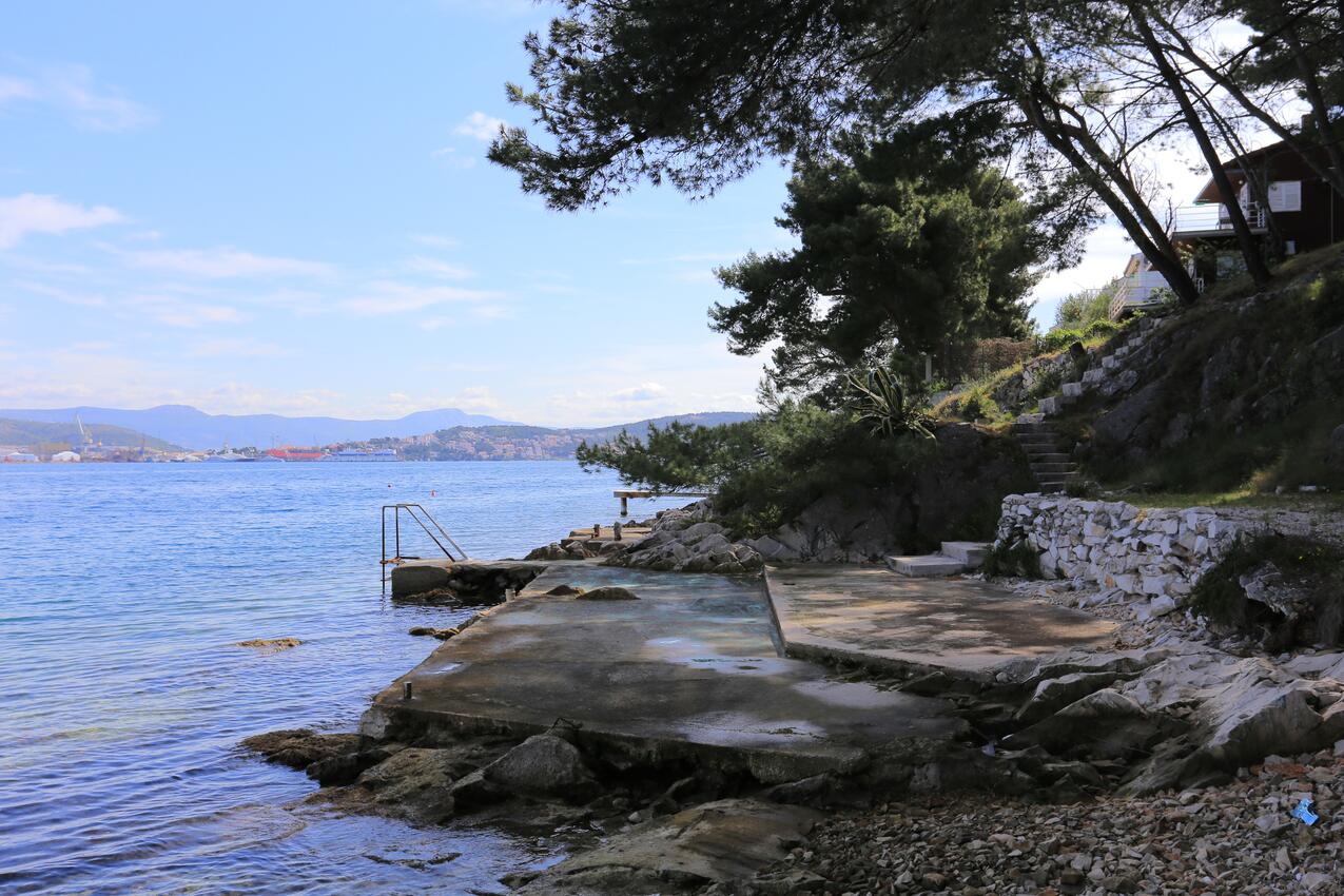 Nearest beach - Apartments with parking spaces Okrug Donji, Čiovo