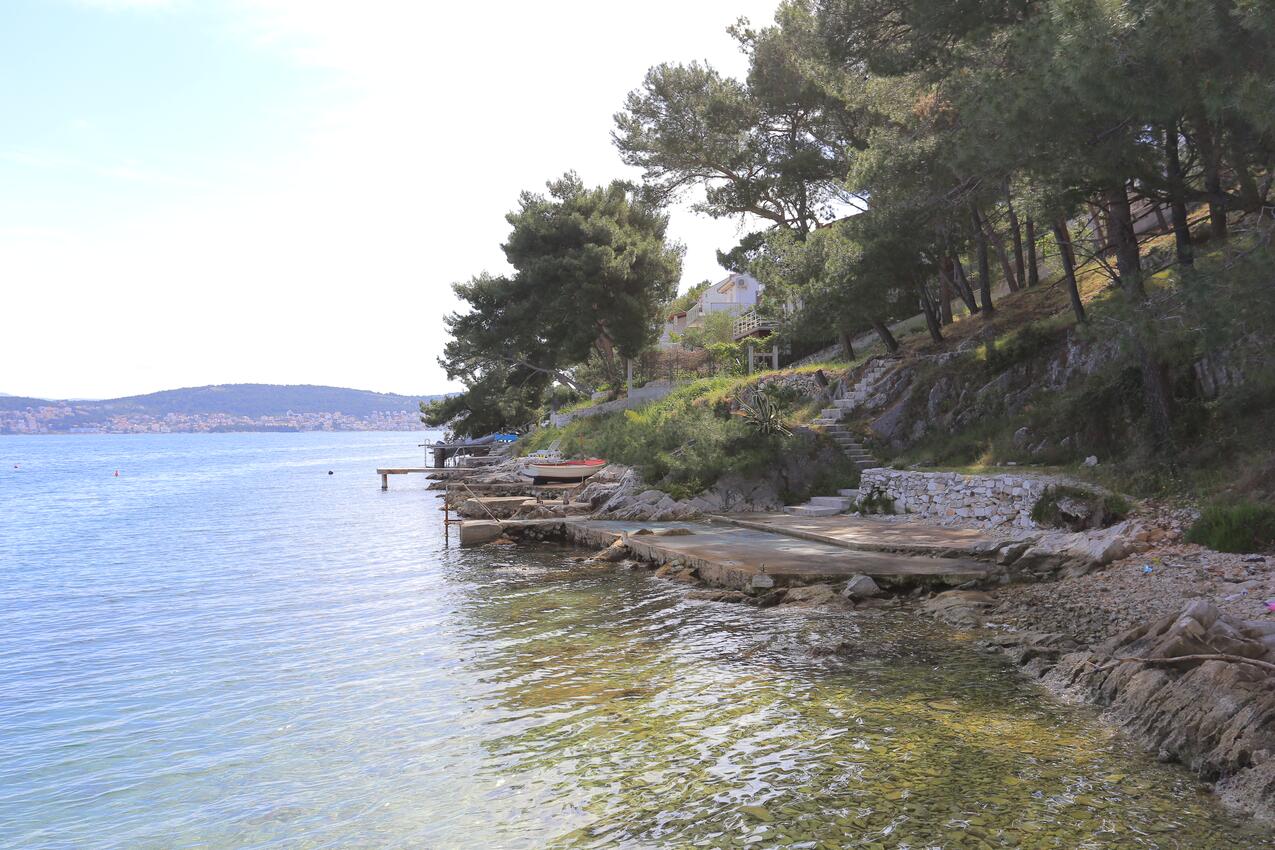 Nearest beach - Apartments with parking spaces Okrug Donji, Čiovo