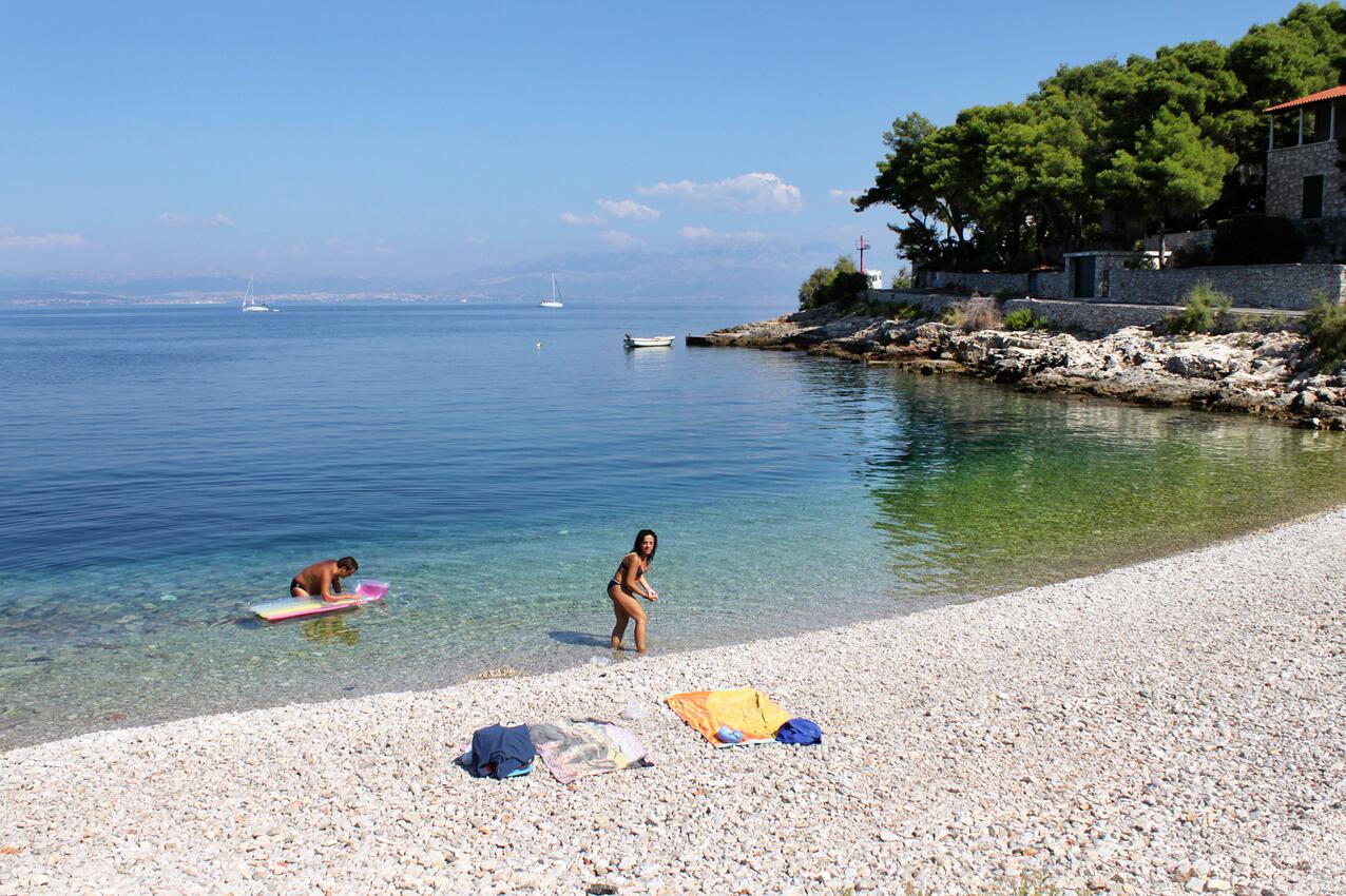 La spiaggia più vicina - Appartamenti accanto al mare Stomorska, Solta