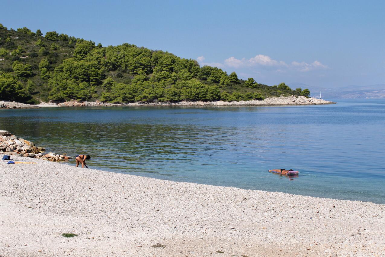 La spiaggia più vicina - Appartamenti accanto al mare Stomorska, Solta