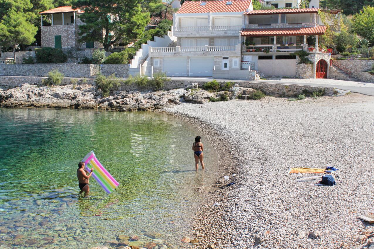 La spiaggia più vicina - Appartamenti accanto al mare Stomorska, Solta