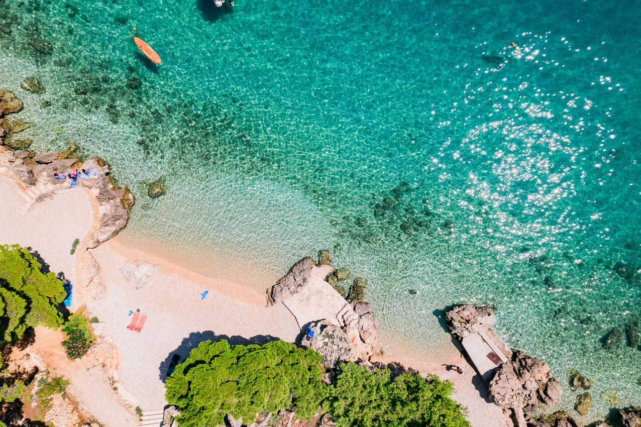 La spiaggia più vicina - Appartamenti accanto al mare con piscina Medici, Almissa - Omiš
