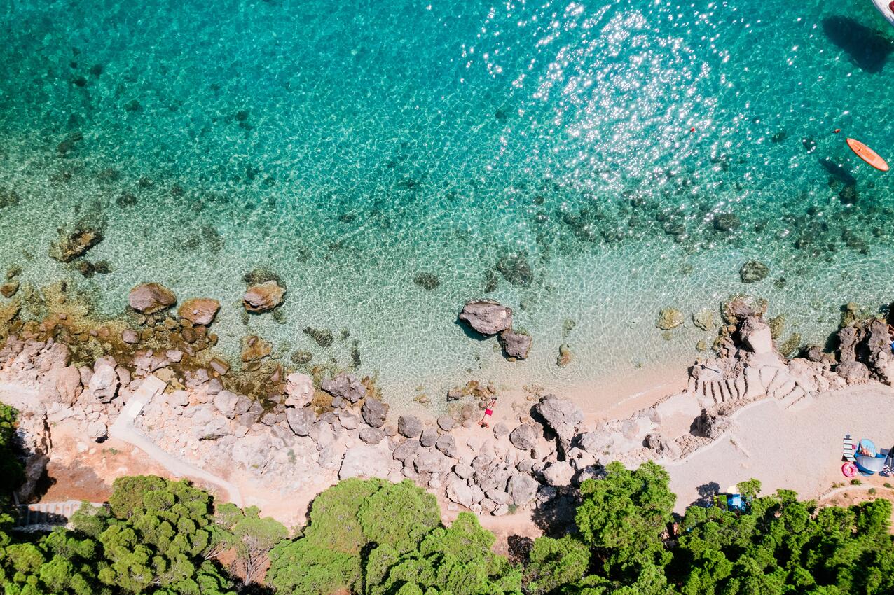 La spiaggia più vicina - Appartamenti accanto al mare con piscina Medici, Almissa - Omiš