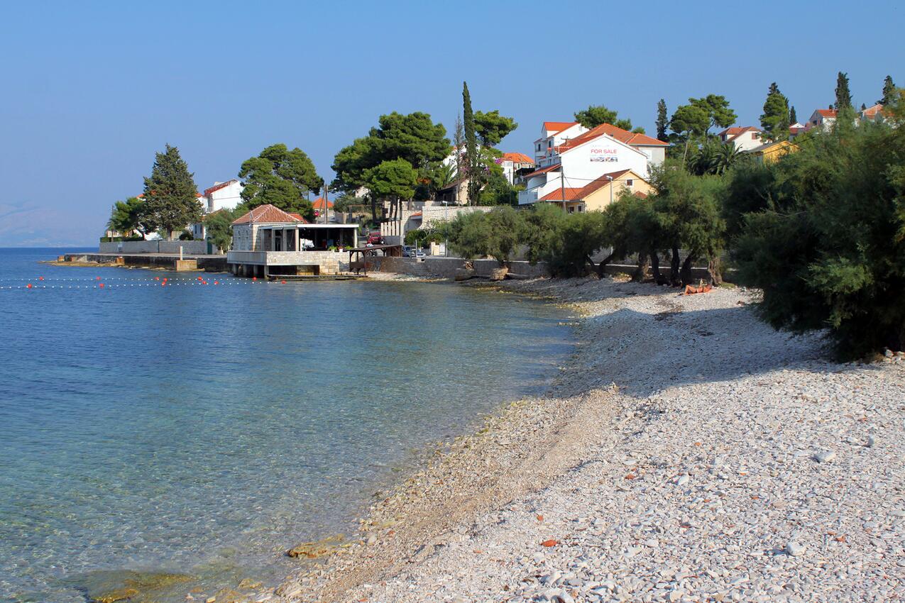 Nearest beach - Apartments with parking spaces Sutivan, Brač