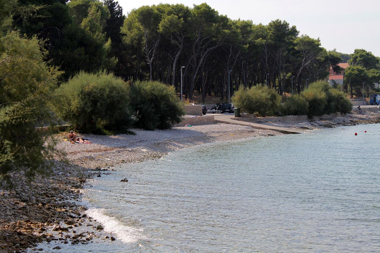 Nearest beach - Apartments with parking spaces Sutivan, Brač