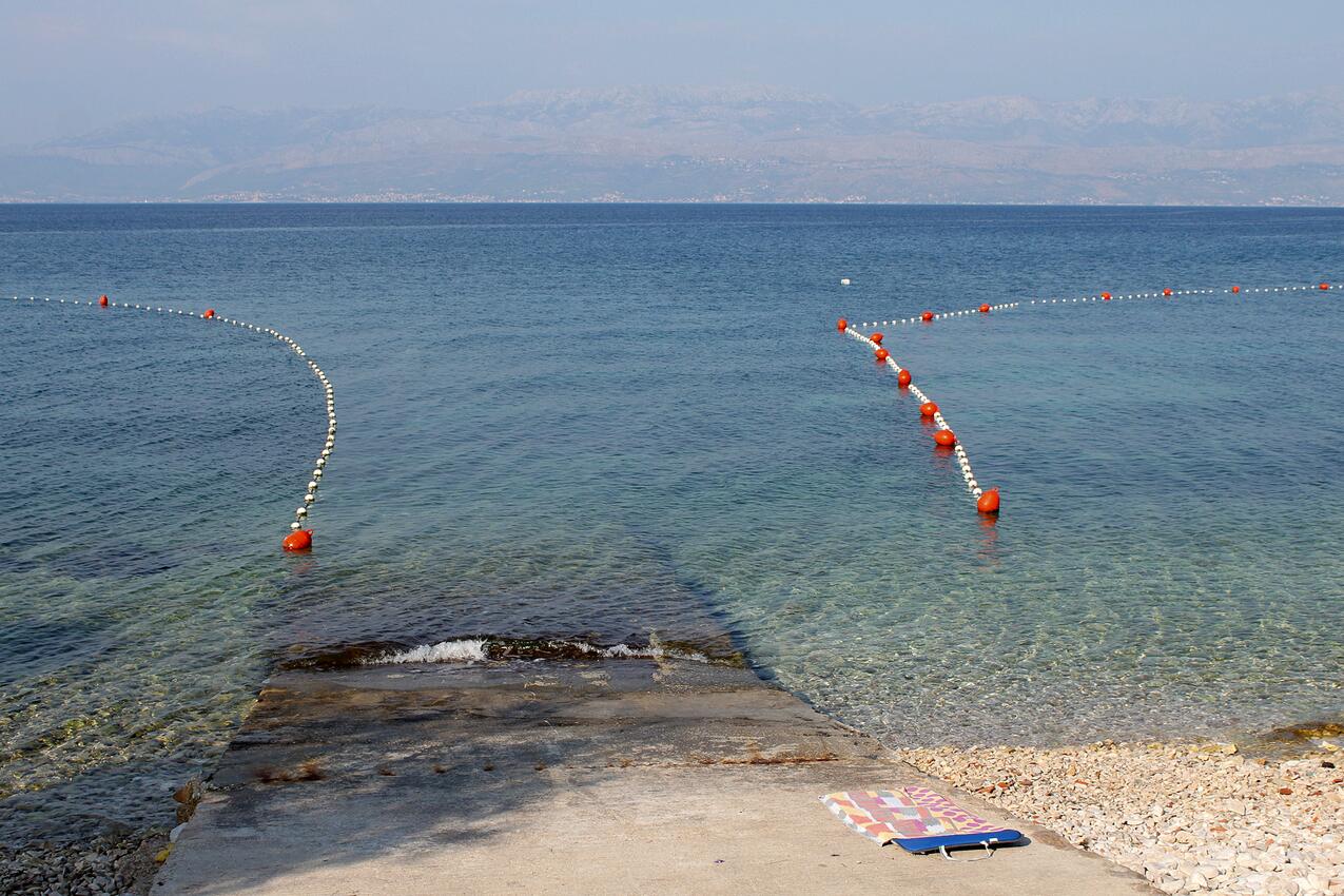 Nearest beach - Apartments with parking spaces Sutivan, Brač