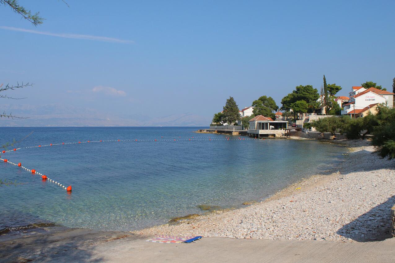 Nearest beach - Apartments with parking spaces Sutivan, Brač