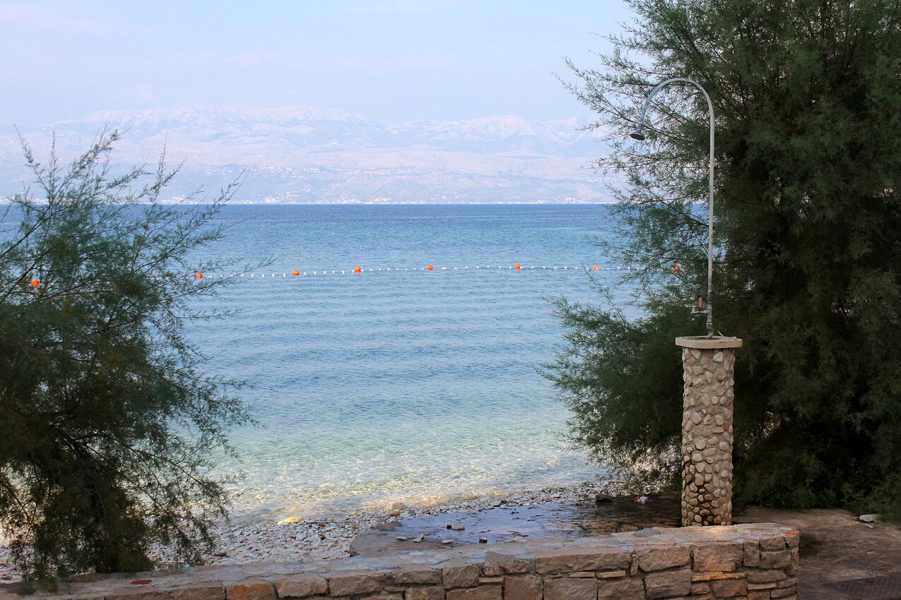 Nearest beach - Apartments with parking spaces Sutivan, Brač