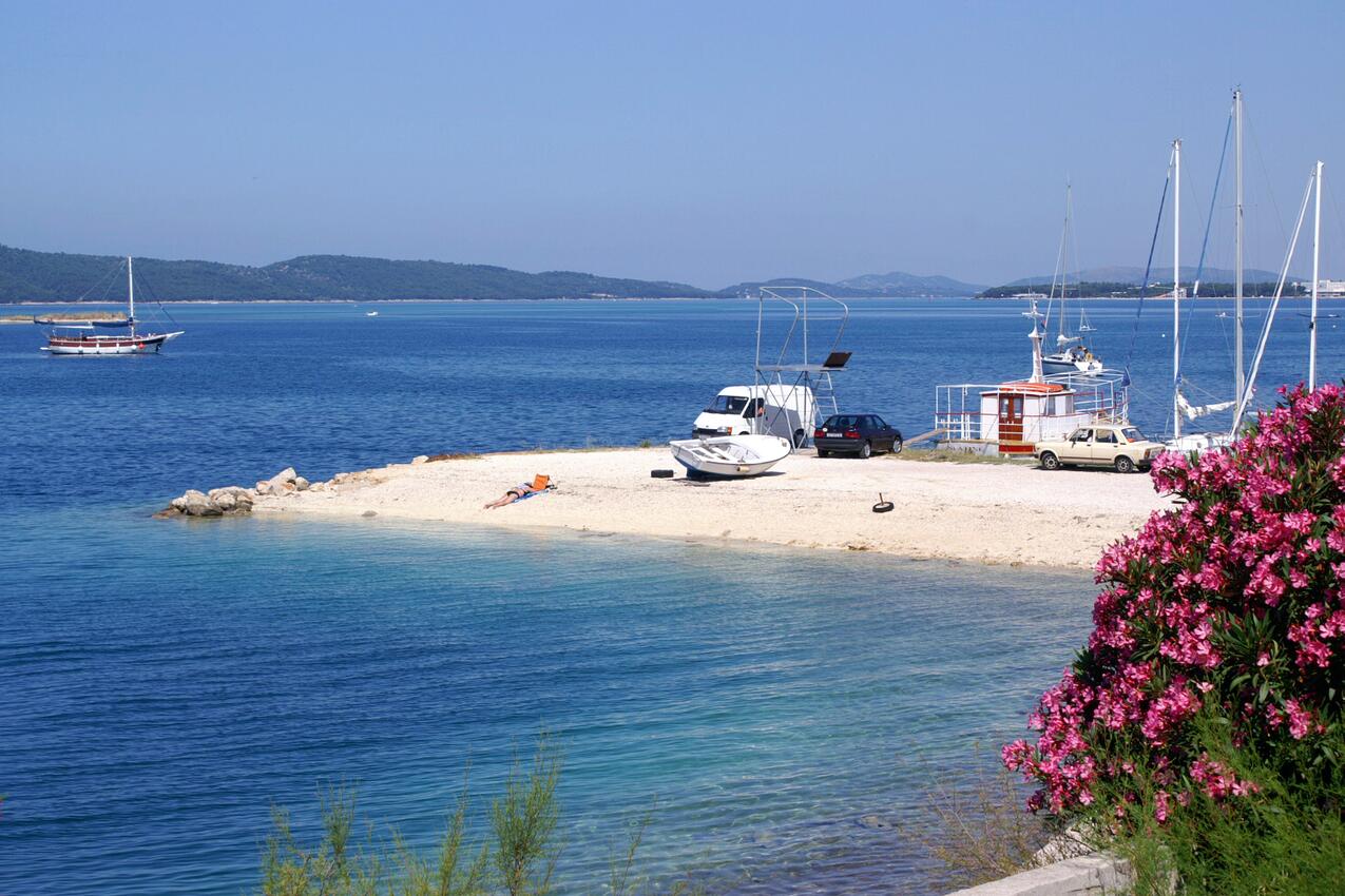 La spiaggia più vicina - Appartamenti accanto al mare Brodarica, Sebenico - Šibenik