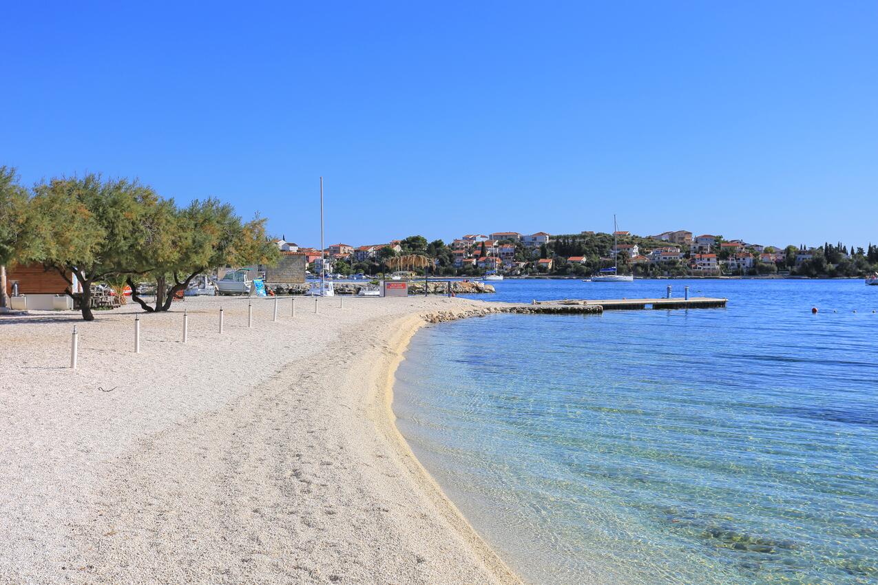 Nærmeste strand - Leiligheter med parkering Seget Vranjica, Trogir