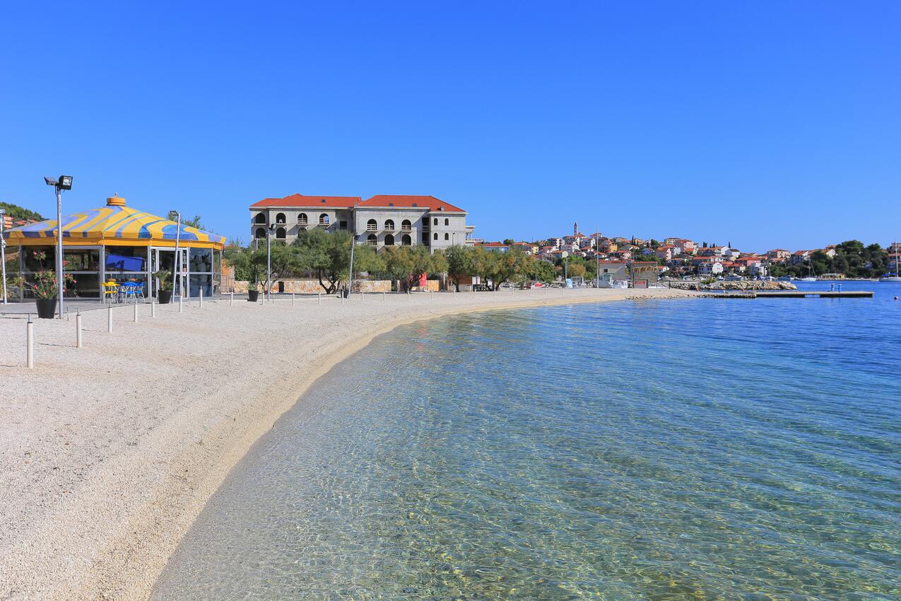 Nærmeste strand - Leiligheter med parkering Seget Vranjica, Trogir