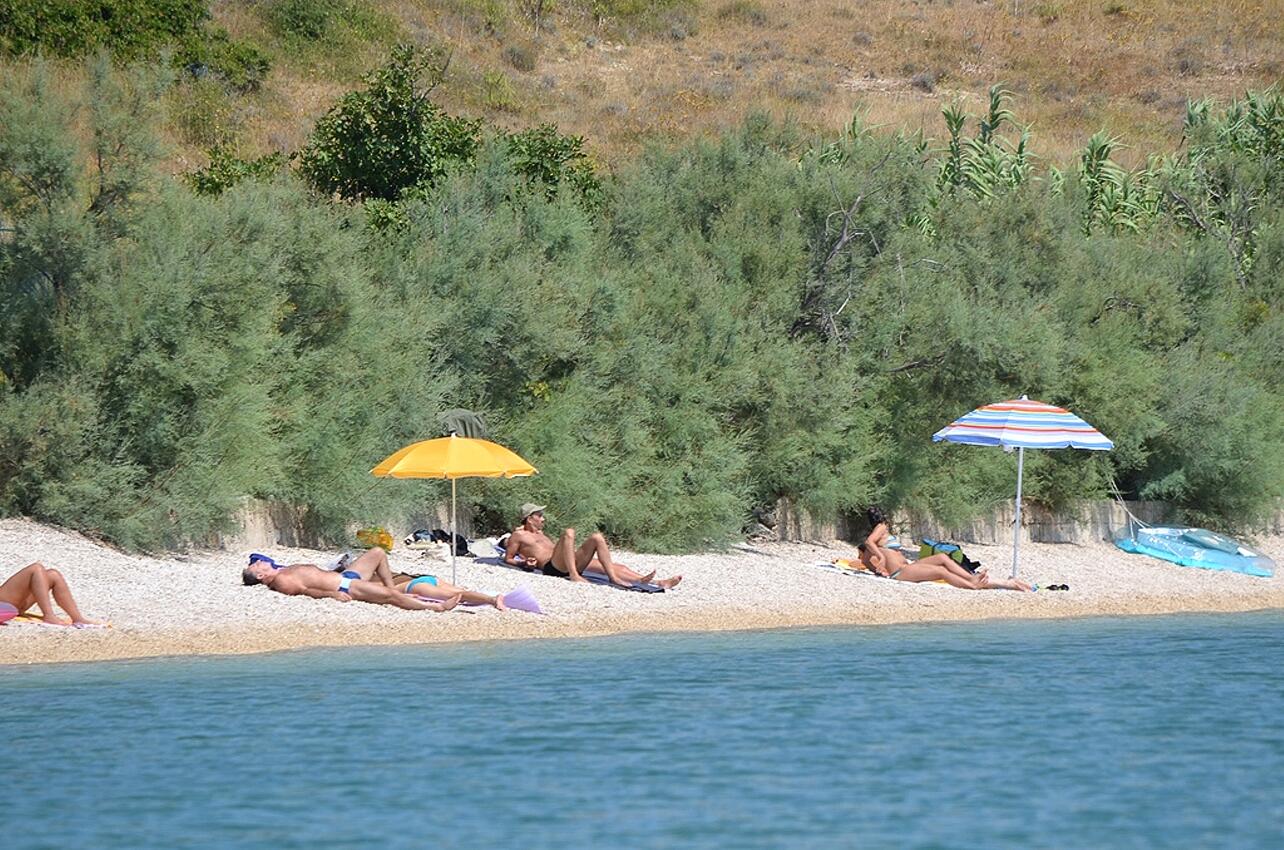 Najbliža plaža - Apartmani s parkingom Uvala Smokvica, Pag