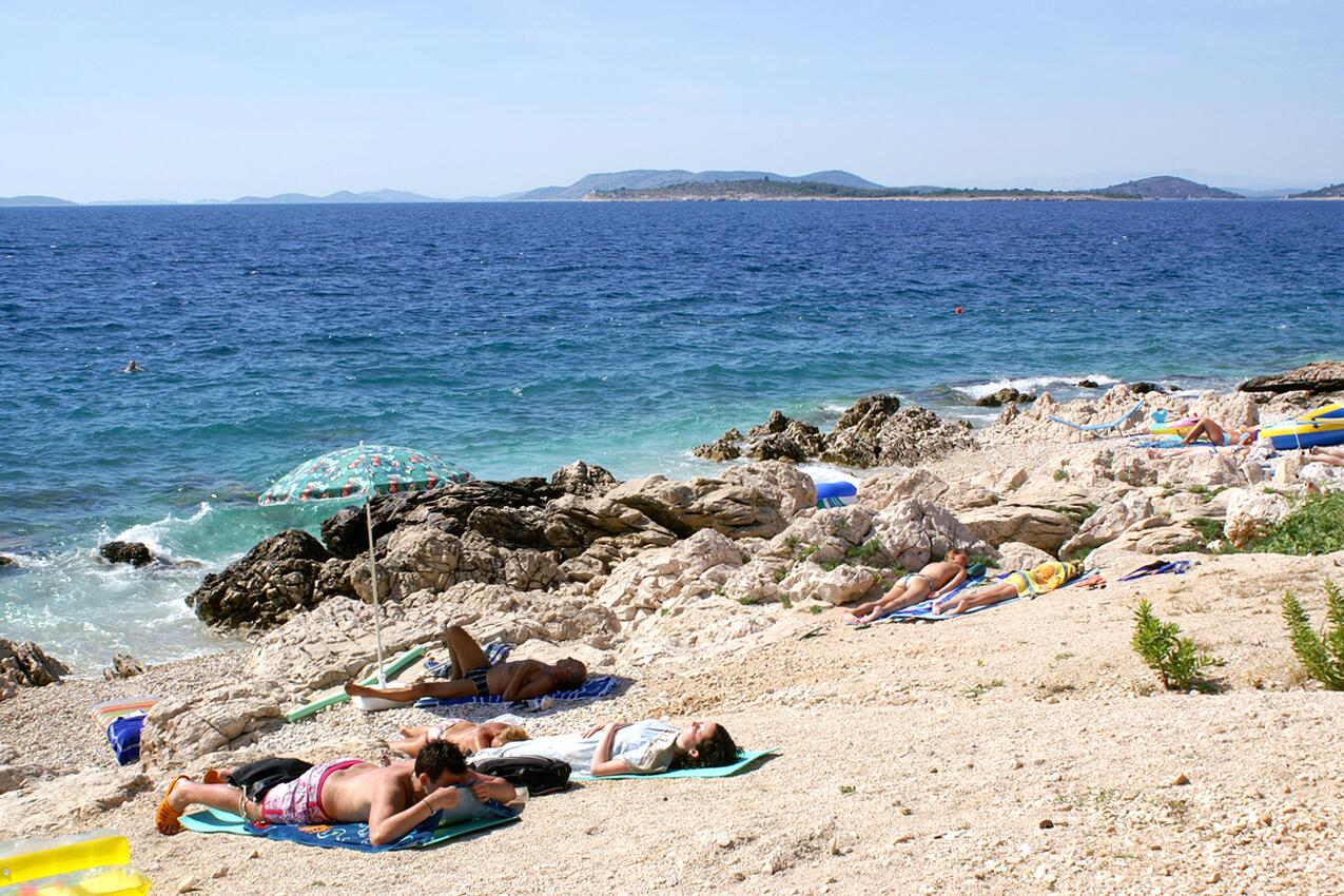 Najbliža plaža - Apartmani s parkingom Primošten