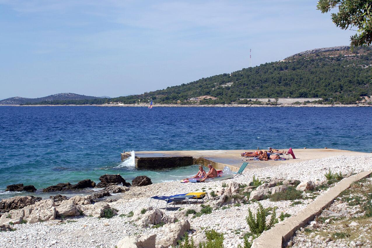 Najbliža plaža - Apartmani s parkingom Primošten