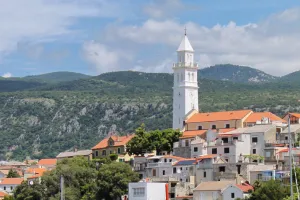 Vedere la Biserica Sf. Filip și Iacob, Novi Vinodolski Novi Vinodolski Apartamente Croaţia