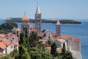 Pogled iz zvonika crkve sv. Ivana Evanđeliste, Rab Riviera Rab Apartmaji Hrvaška