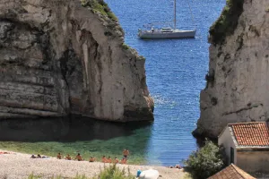 Uvala Stiniva, Vis Rivijera Vis Apartmani Hrvatska