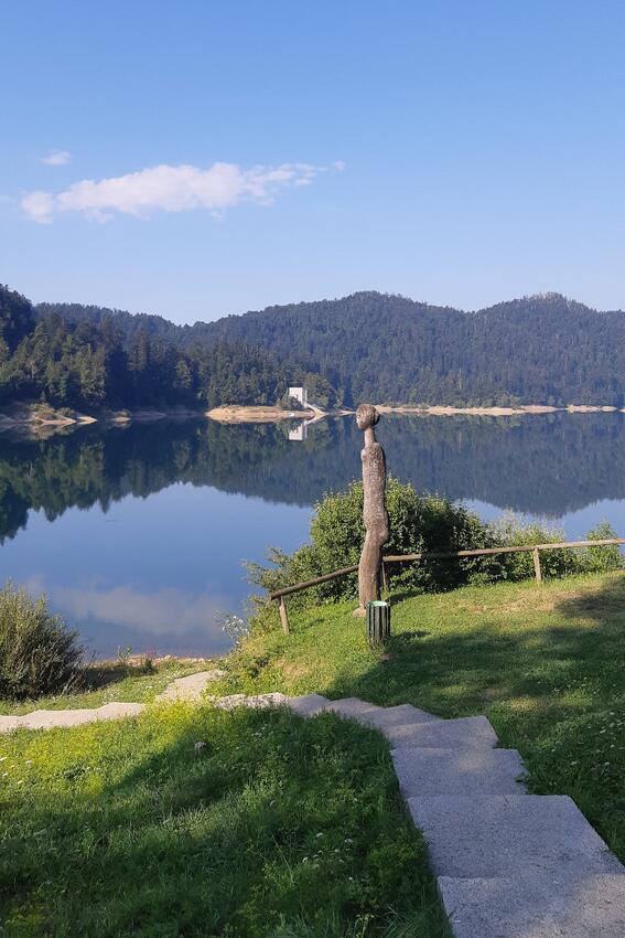 Lokve en la ribera Gorski kotar (Lika i Gorski kotar)