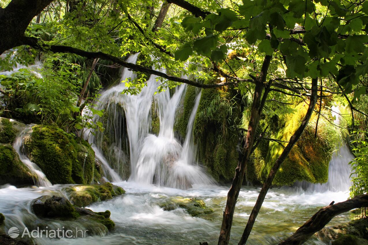 Slunj en la ribera Plitvice (Lika i Gorski kotar)