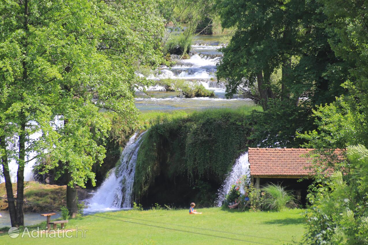 Slunj en la ribera Plitvice (Lika i Gorski kotar)