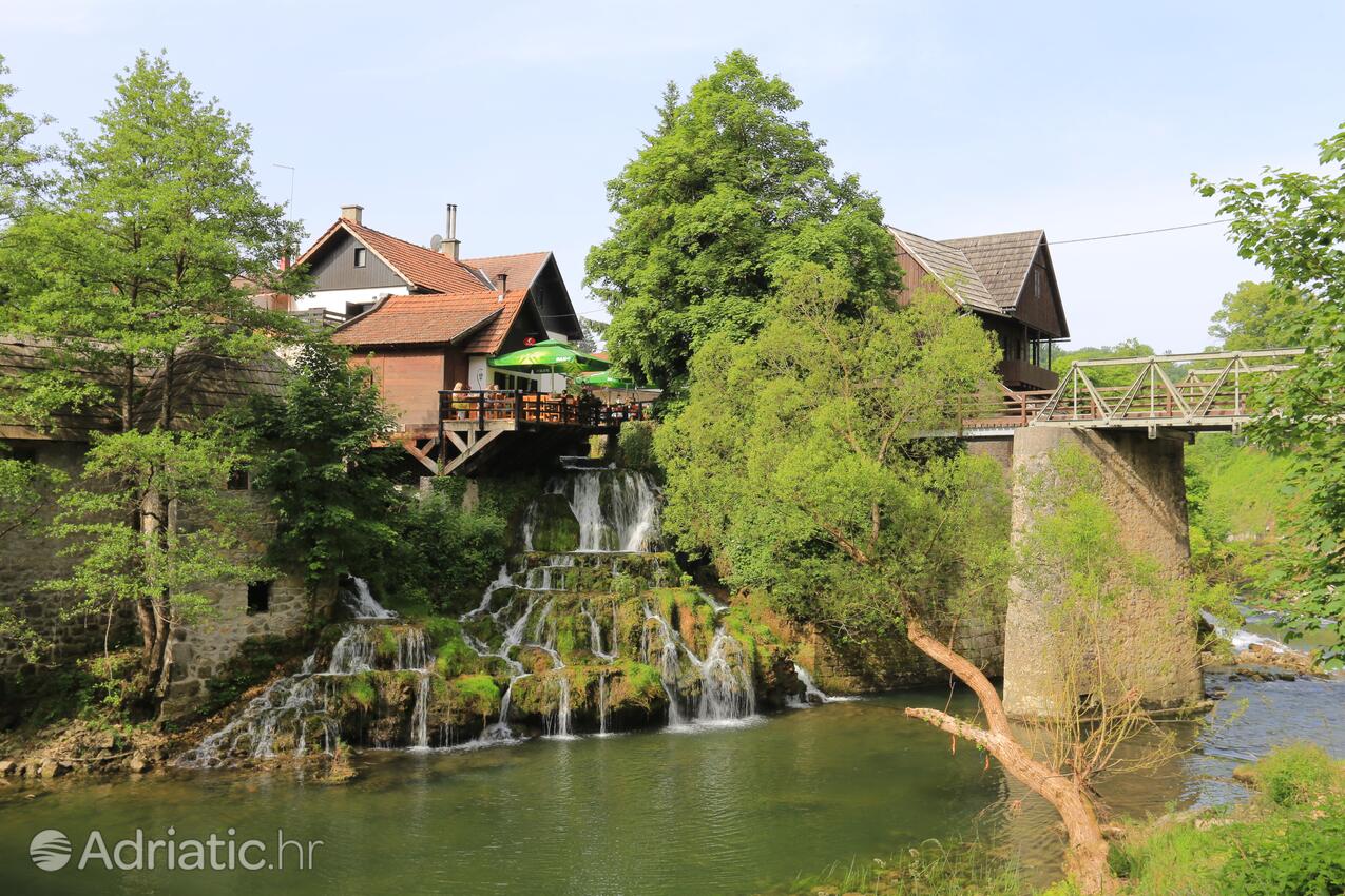 Slunj en la ribera Plitvice (Lika i Gorski kotar)