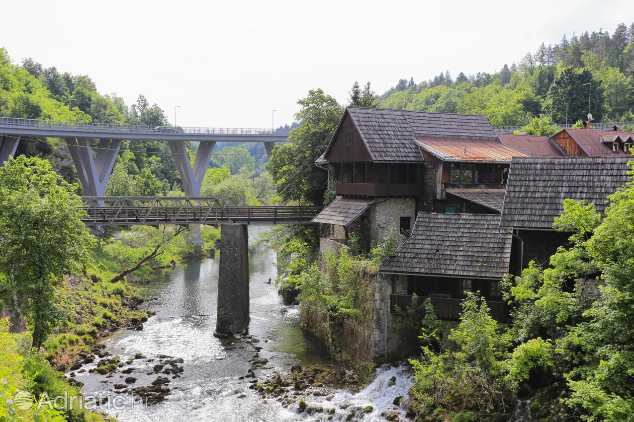 Slunj en la ribera Plitvice (Lika i Gorski kotar)