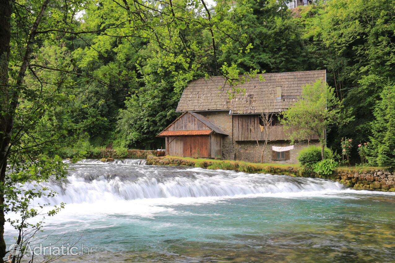 Slunj en la ribera Plitvice (Lika i Gorski kotar)