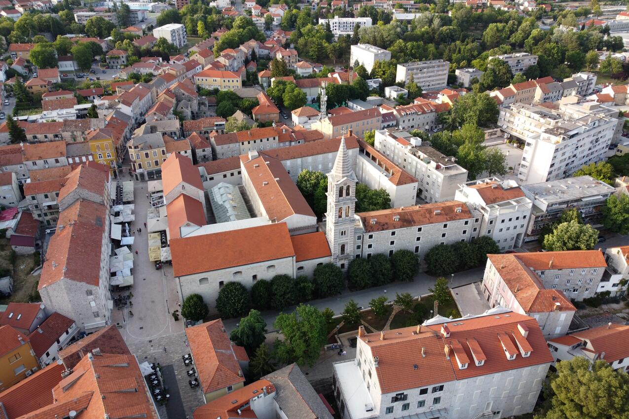 Sinj на Ривьере Zagora (Srednja Dalmacija)