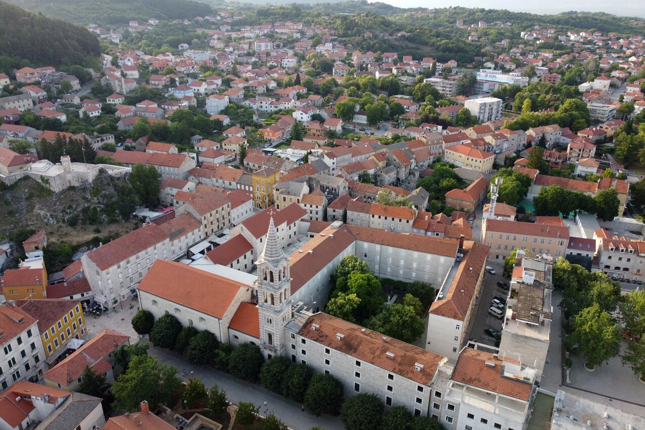 Sinj на Ривьере Zagora (Srednja Dalmacija)